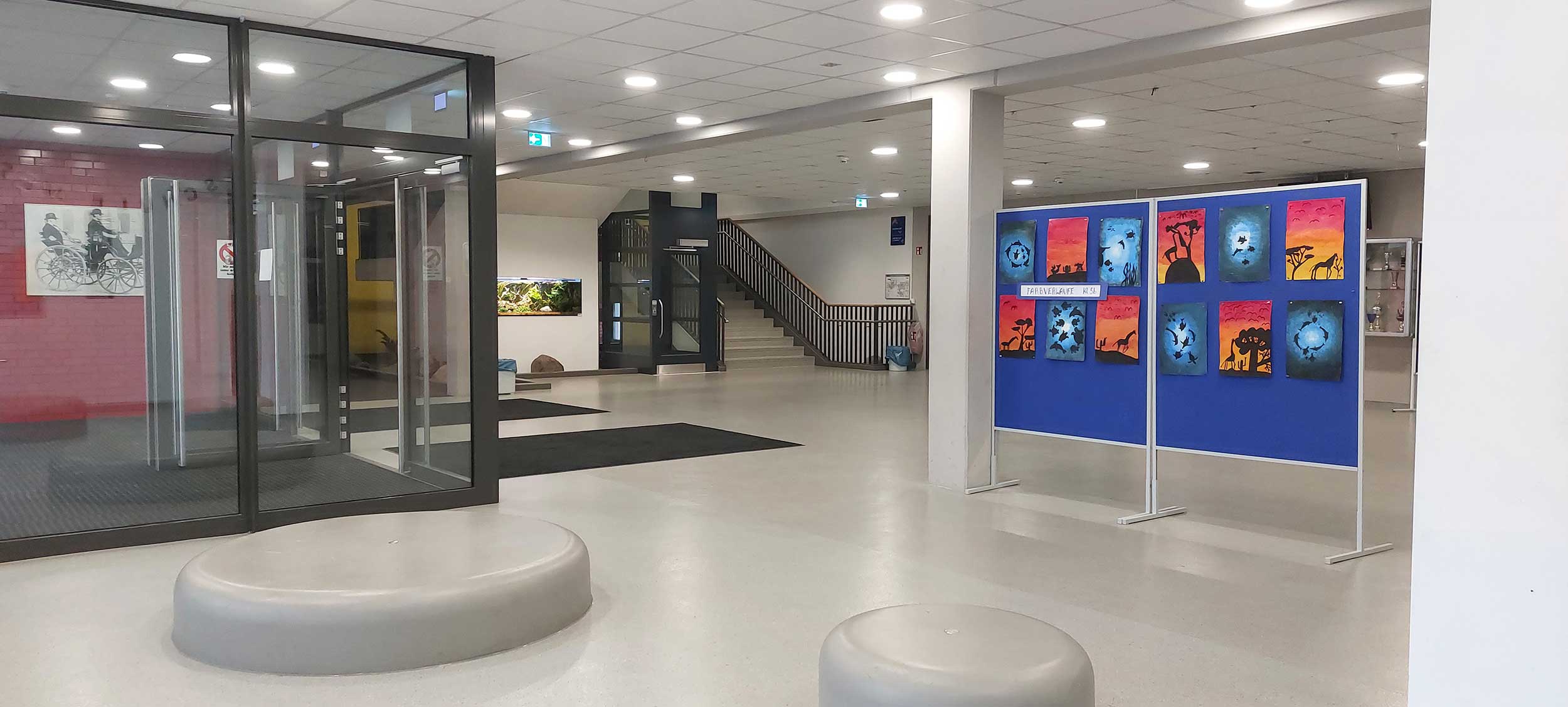 Foyer mit Aquarium und Aufzug