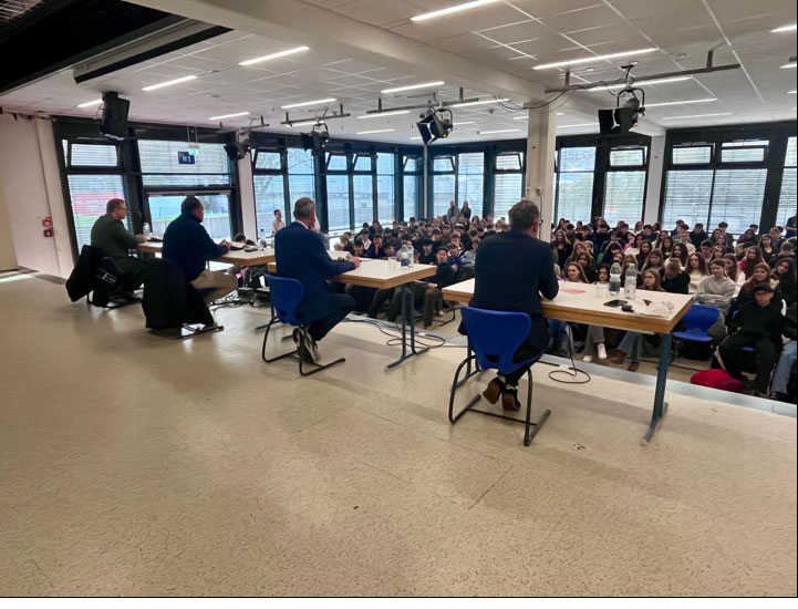 Podiumsdiskussion in der Aula der GDRS