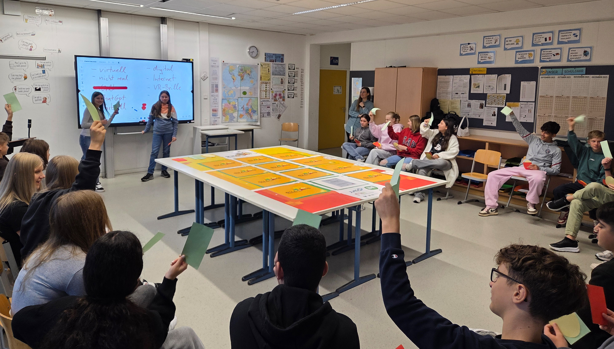 Eine Klasse bei einem Kurs im Klassenzimmer