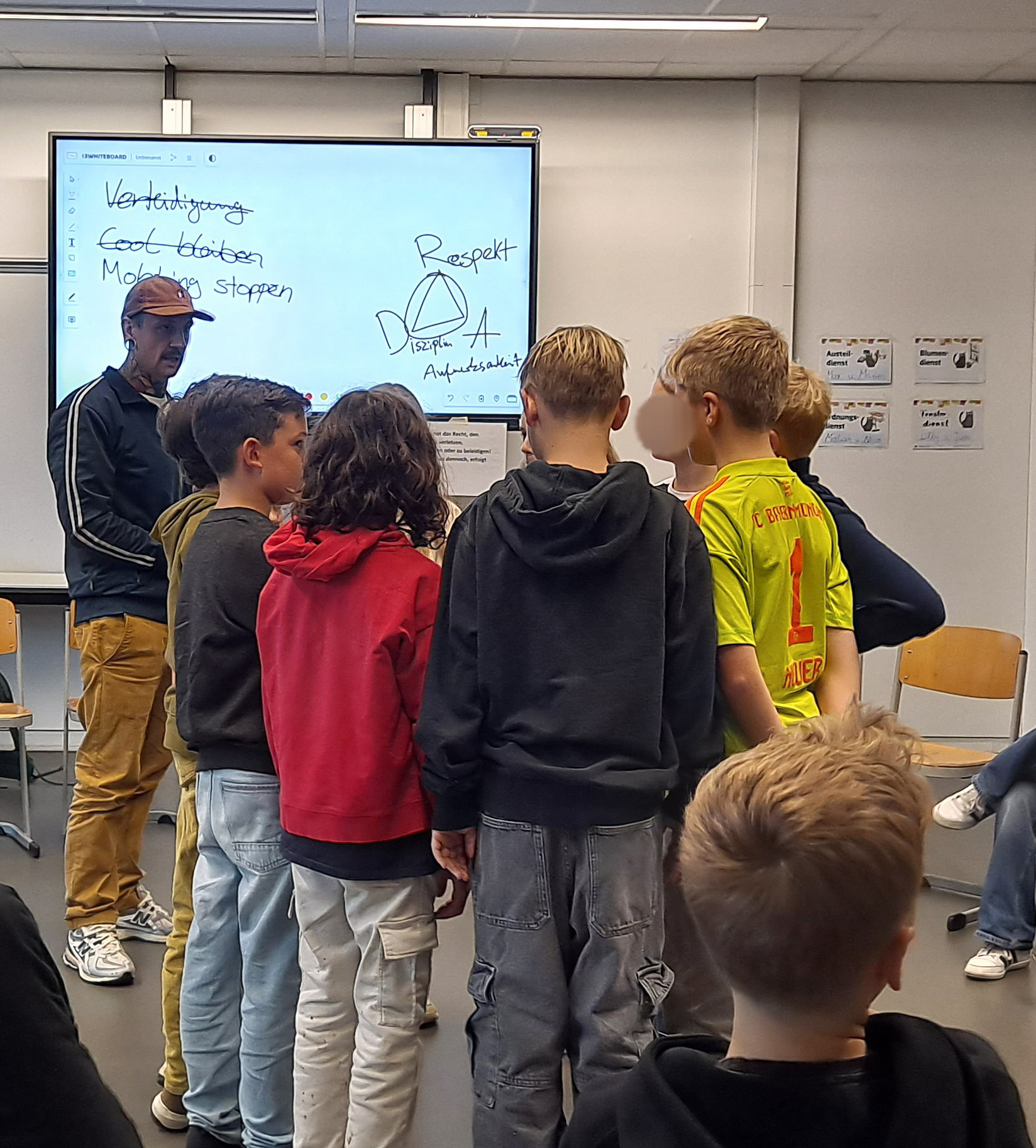 Eine Klasse bei einem Kurs im Klassenzimmer