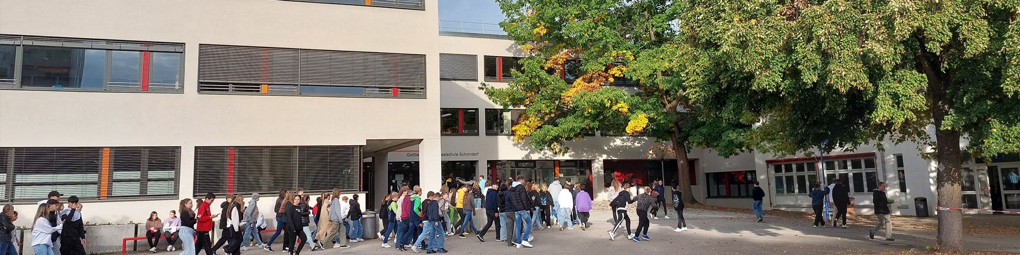 Schüler vor Schulhaus